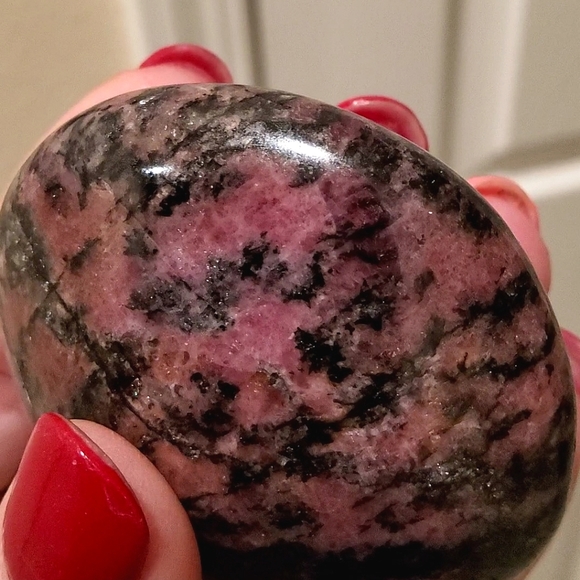 Beautiful Rhodonite Gallet/Palmstone - Picture 9 of 15
